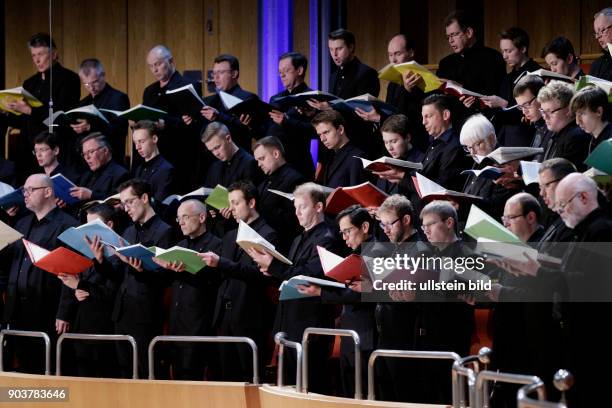 Bruno Mantovani leitet die Junge Deutsche Philharmonie in Begleitung der Chöre der Kölner Dommusik und des Vokalensemble Kölner Dom sowie das...
