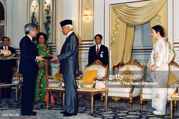 Emperor Akihito receives the medal from Sultan Azlan Shah of Malaysia while Empress Michiko watches at the Istana Negara on September 30, 1991 in...