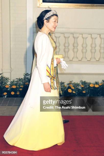 Empress Michiko is escorted by Tuanku Bainun, wife of Sultan Azlan Shah of Malaysia prior to the state dinner at the Istana Negara on September 30,...