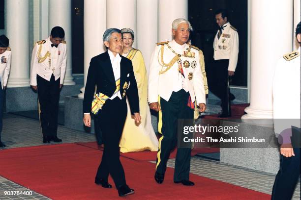 Emperor Akihito and Empress Michiko are escorted by Sultan Azlan Shah of Malaysia and his wife Tuanku Bainun prior to the state dinner at the Istana...