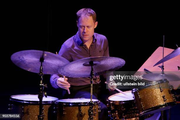 John Scofield gastiert in Begleitung von Gerald Clayton , Steve Swallow und Bill Stewart auf seiner "Country Songs"-TourPhilharmonie Köln