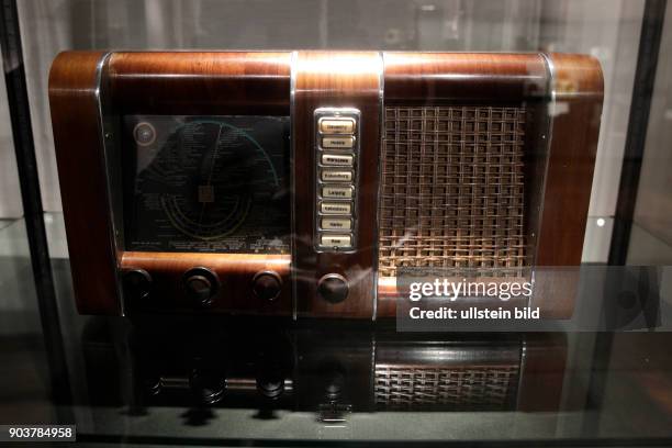 Die Ausstellung über 120 Jahre Design von Rundfunkgeräten "RADIO Zeit? gastiert vom 19. Januar bis 05. Juni 2016 im Museums für Angewante Kunst in...