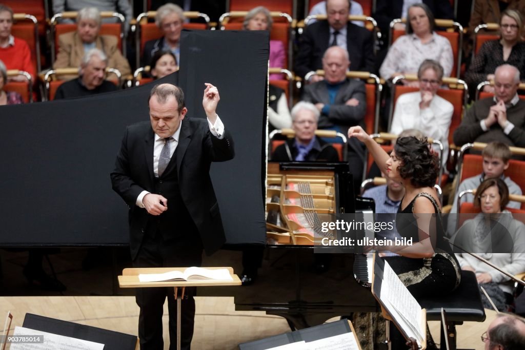 Georgische Pianistin Khatia Buniatishvili gastiert in Begleitung des Gürzenich-Orchester Köln unter der Leitung des französischen Dirigenten François-Xavier Roth in der Philharmonie Köln