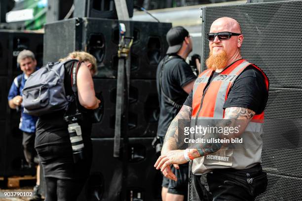 Security-Mitarbeiter im Bühnengraben auf dem Hurricane-Festival 2016 in Scheeßel. Durch Starkregen, Gewitter und Sturm sind mehr als Hälfte der Bands...