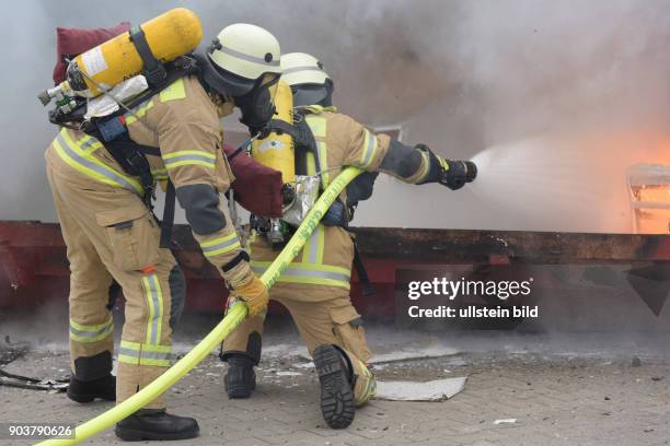 Angriffstrupp löscht während der jährlichen Weihnachtspressekonferenz der Berliner Feuerwehr mit einer Demonstration des richtigen Umgangs mit Kerzen...