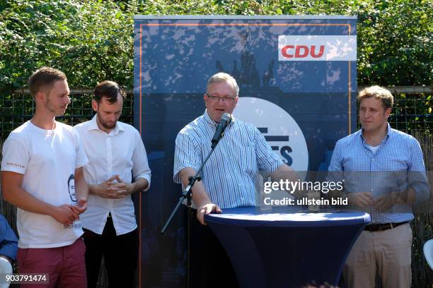 Kandidat David Paul, Dr. Torsten Kühne, Spitzenkandidat Frank Henkel und Dr. Gottfried Ludewig auf dem Kiezfest des CDU-Ortsverbands Greifswalder...