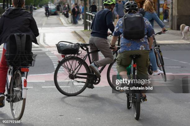 Fahrradfahrer an der Kreuzung Wichertstraße / Schönhauser Allee in Berlin-Prenzlauer Berg