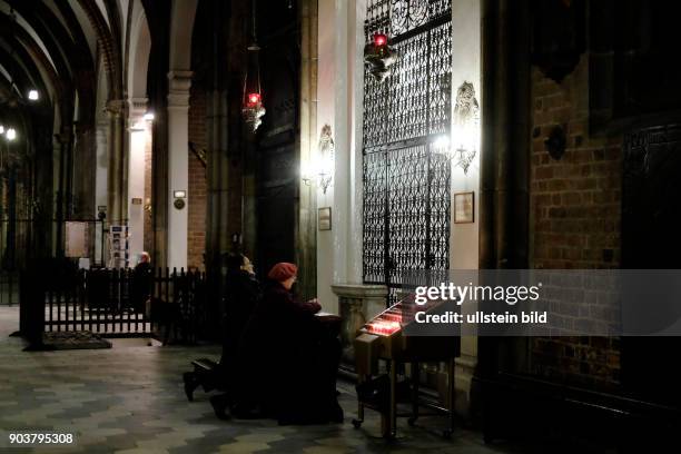 Besucher beten im Breslauer Dom - Kathedrale St. Johannes der Täufer des Erzbistums Breslau/Wroclaw