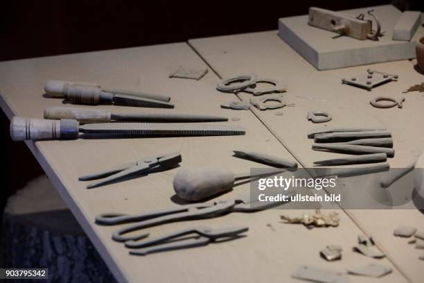 Archäologische Park in Xanten Das Bild zeigt: Drei Handwerkerhäuser mit Wänden aus gestampftem Lehm zeigen, wie ein Großteil der römischen...