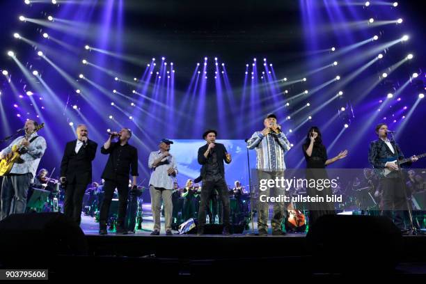 Finale der Night of the Proms 2015 mit John Miles , Orchestral Manoeuvres in the Dark , besteht aus: Andrew McCluskey und Paul Humphreys , Maria...