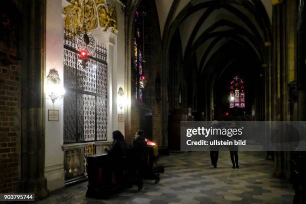 Besucher beten im Breslauer Dom - Kathedrale St. Johannes der Täufer des Erzbistums Breslau/Wroclaw