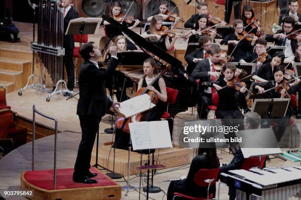 Bruno Mantovani leitet die Junge Deutsche Philharmonie in Begleitung der Chöre der Kölner Dommusik und des Vokalensemble Kölner Dom sowie das...