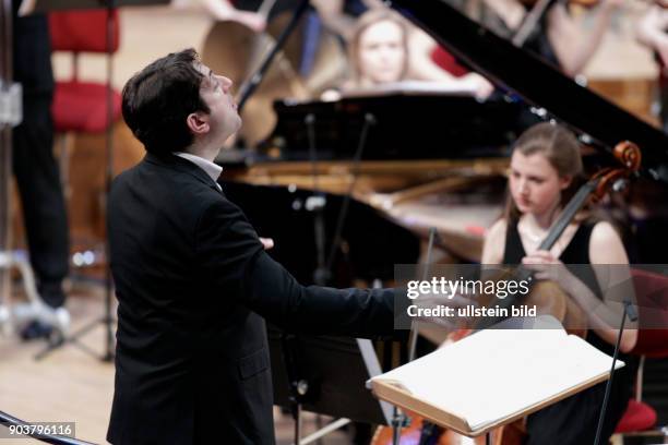 Bruno Mantovani leitet die Junge Deutsche Philharmonie in Begleitung der Chöre der Kölner Dommusik und des Vokalensemble Kölner Dom sowie das...