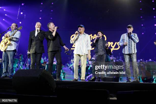 Finale der Night of the Proms 2015 mit John Miles , Orchestral Manoeuvres in the Dark , besteht aus: Andrew McCluskey und Paul Humphreys , Maria...