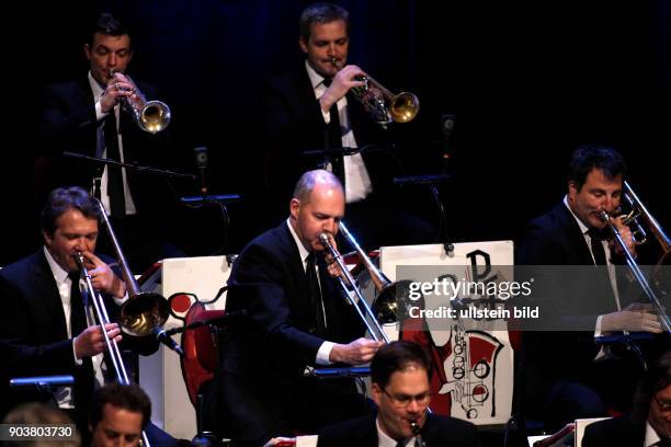 Pepe Lienhard gastiert mit seiner 17-köpfigen Big Band auf seiner "Swing Live"-Tour Die Pepe Lienhard Big Band besteht aus: Pepe Lienhard , Dorethea...