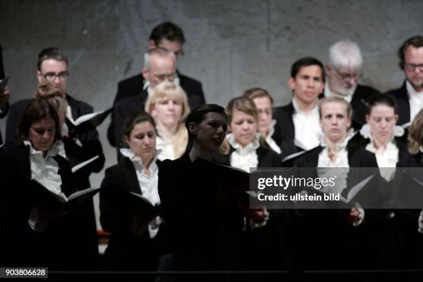 Winfried Bönig und Elvira Bill gastieren in Begleitung des Vokalensemble Kölner Dom unter der Leitung von Eberhard Metternich beim Requiem nach...