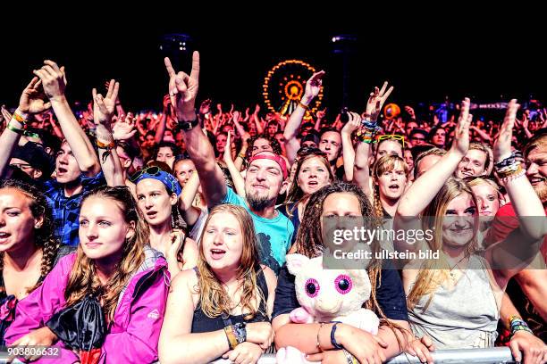 Besucher zum Hurricane-Festival 2016 in Scheeßel. Durch Starkregen, Gewitter und Sturm sind mehr als Hälfte der Bands ausgefallen. Feuerwehr und THW...