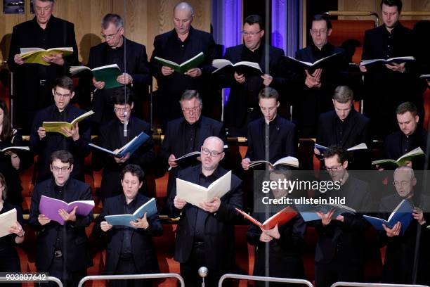 Bruno Mantovani leitet die Junge Deutsche Philharmonie in Begleitung der Chöre der Kölner Dommusik und des Vokalensemble Kölner Dom sowie das...