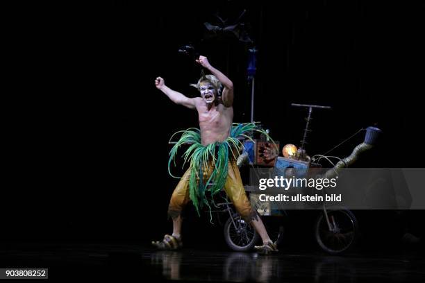 Cirque du Soleil Programm "Varekai" Inhalt der Show: Tief in einem Wald, auf dem Gipfel eines Vulkans, existiert eine ganz besondere Welt ? eine...