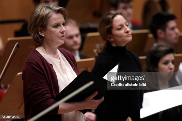 Bernarda Fink und Christiane Karg gastieren in Begleitung des Mahler Chamber Orchestra unter der Leitung des britischen Dirigenten Daniel Harding...