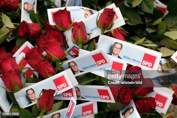 Rote Rosen als Werbegeschenk während einer Wahlkampfveranstaltung der SPD zur bevorstehenden Abgeordnetenhauswahl am 18. September 2016 auf dem...