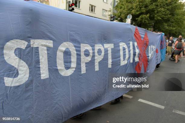 Demonstration unter dem Motto -AfD Stoppen- zieht durch den Berliner Stadtteil Prenzlauer Berg