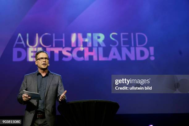 Auch Ihr seid jetzt Deutschland! Die Flüchtlinge und die Kraft der Sprache Ein Benefiz-Abend zugunsten der Til Schweiger Foundation "Auch Ihr seid...