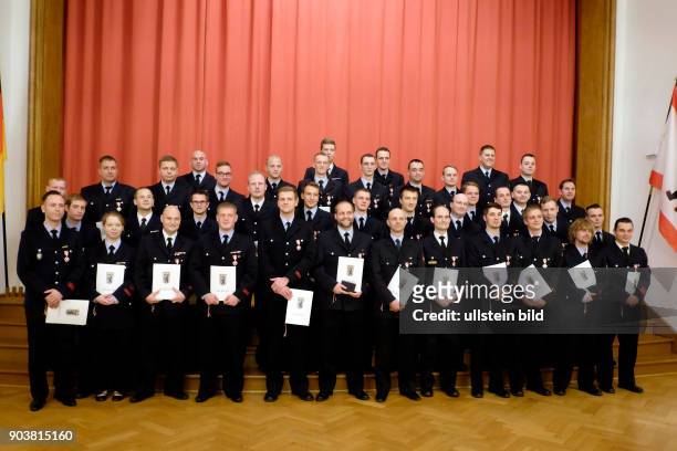 Verleihung des Feuerwehr- und Katastrophenschutzehrenzeichens Stufe 1 an Männer und Frauen der Freiwilligen Feuerwehr Berlins für ihre 10-jähriges...