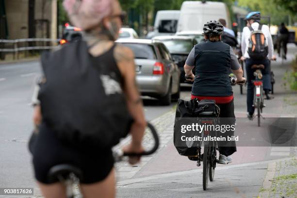 Fahrradfahrer auf der Schönhauser Allee in Berlin-Prenzlauer Berg