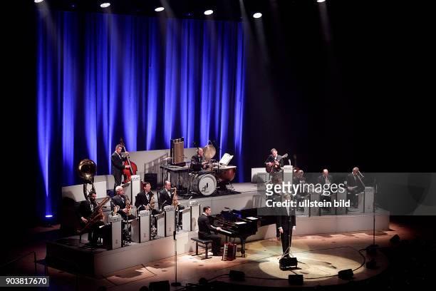Max Raabe gastiert mit seinem Palast Orchester auf seiner "Eine Nacht in Berlin"-Tournee Philharmonie Köln
