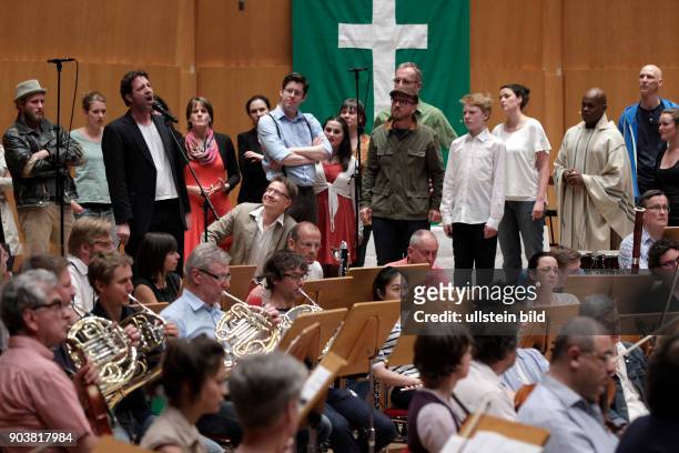 Thomas Neuhoff leitet das Gürzenich Orchester Köln in Begleitung des amerikanischen Baritons Jubilant Sykes , des Tenor Ronald Samm und Konstantin...