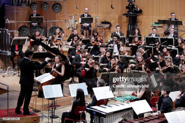 Bruno Mantovani leitet die Junge Deutsche Philharmonie in Begleitung der Chöre der Kölner Dommusik und des Vokalensemble Kölner Dom sowie das...