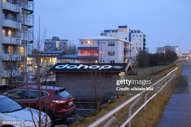 Wohnhäuser im Stadtteil Holt in Reykjavik in den Abendhimmel