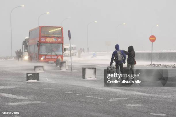 Schneesturm fegt über die Uferpromenade Faxagata in Reykjavik