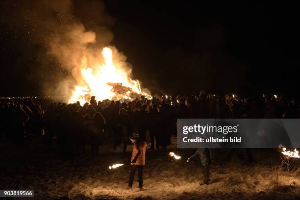 Silvesterfeierlichkeiten in der isländischen Hauptstadt Reykjavik beginnen traditionell mit einem Lagerfeuer, die in verschiedenen Stdtteilen, wie...