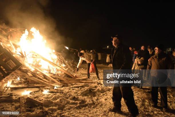 Silvesterfeierlichkeiten in der isländischen Hauptstadt Reykjavik beginnen traditionell mit einem Lagerfeuer, die in verschiedenen Stdtteilen, wie...