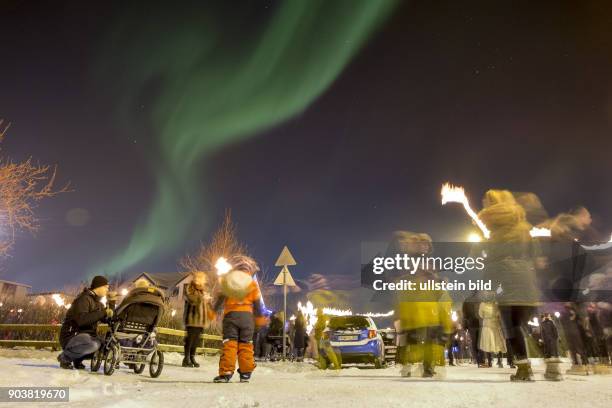 Silvesterfeierlichkeiten in der isländischen Hauptstadt Reykjavik beginnen traditionell mit einem Lagerfeuer, die in verschiedenen Stdtteilen, wie...