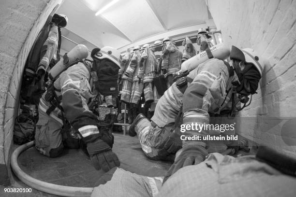 Feuerwehrleute der Atemschutznotfall-Trainierten-Staffel der Feuerwache 1300 in Berlin-Prenzlauer trainieren auf der Wache für den Ernstfall. Geübt...