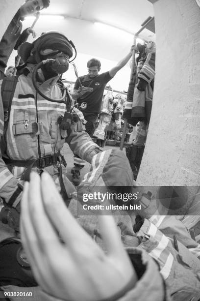 Feuerwehrleute der Atemschutznotfall-Trainierten-Staffel der Feuerwache 1300 in Berlin-Prenzlauer trainieren auf der Wache für den Ernstfall. Geübt...