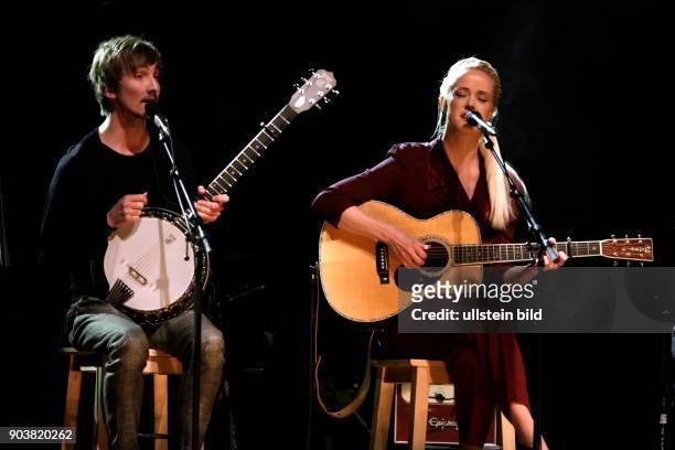 Tina Dico gastiert in Begleitung ihres Ehemanns Helgi Jonsson und der Sängerin Marianne auf ihrer "Whispers"-TourMitsubishi Electric Halle Düsseldorf