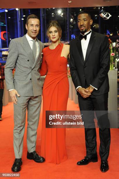 Moderator Kai Pflaume, Model Stefanie Giesinger und Jerome Boateng anlässlich der Eröffnung der 67. Berlinale mit dem Film DJANGO