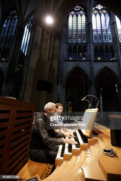 Winfried Bönig und Elvira Bill gastieren in Begleitung des Vokalensemble Kölner Dom unter der Leitung von Eberhard Metternich beim Requiem nach...
