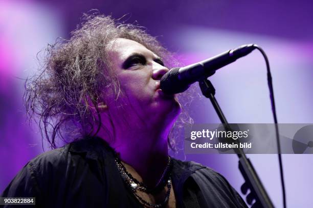 The Cure "The Cure"-Tour The Cure besteht aus: Robert James Smith , Simon Gallup , Roger O?Donnell , Jason Cooper und Reeves Gabrels Lanxess-Arena...