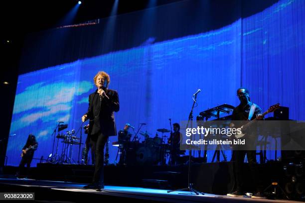 Simply Red "Big Love"-Tour Simply Red besteht aus: Mick Hucknall , Kenji Suzuki , Steve Lewinson , Dave Clayton , Roman Roth , Ian Kirkham , Chris De...