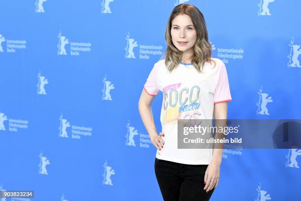 Schauspielerin Nora von Waldstätten beim Photocall zum Film WILDE MAUS anlässlich der 67. Berlinal