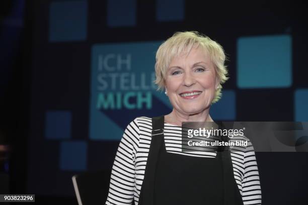 Fürstin Gloria von Thurn und Taxis ist Gast bei Sandra Maischbergers Sendung "Ich stelle mich". Überraschunsgäste sind: v.l.: Dr Wilhelm Imkamp ,...