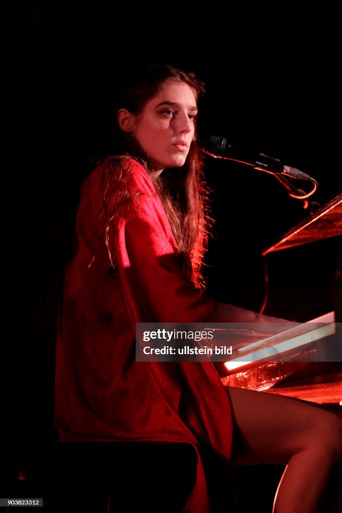 Englische Popsängerin Jasmine van den Bogaerde alias Birdy gastiert auf ihrer "Beautiful Lies"-Tour in der Live Music Hall Köln