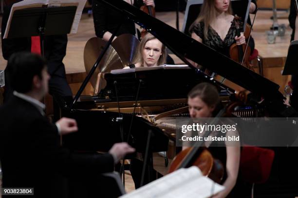 Bruno Mantovani leitet die Junge Deutsche Philharmonie in Begleitung der Chöre der Kölner Dommusik und des Vokalensemble Kölner Dom sowie das...