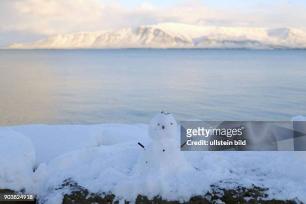 Nur ein kleiner Schneemann steht an der Uferprommenade von Reykjavik. Es ist der wärmste Winter seit über 100 Jahren.