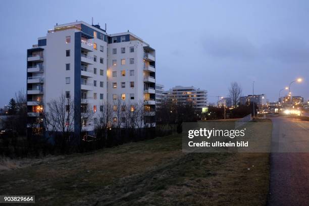 Wohnhäuser im Stadtteil Holt in Reykjavik in den Abendhimmel